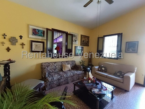 Esta Casa De Esquina Ubicada En El Trigal Norte, En Una Calle Cerrada, No Solo Es Ideal Para Vivir En Tranquilidad, Sino Que Su Anexo Con Acceso Independiente Desde La Av. Principal Ofrece Oportunidad