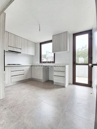 Casa En Venta De 3 Dorm. 4 Baños Y Sala De Estar En Concón