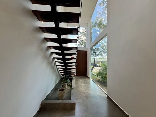 Casa En Venta En Mérida. Priv. Parque Natura En Esquina Y Alberca, Con Paneles