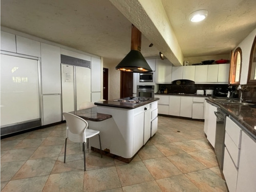 Se Vende Casa 800 M² 8h/10b/10p Cerro Verde