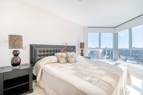 Venta De Apartamento Piso Alto A Pasos De Playa Mansa, Tres Dormitorios Más Servicio- Ref: 5332