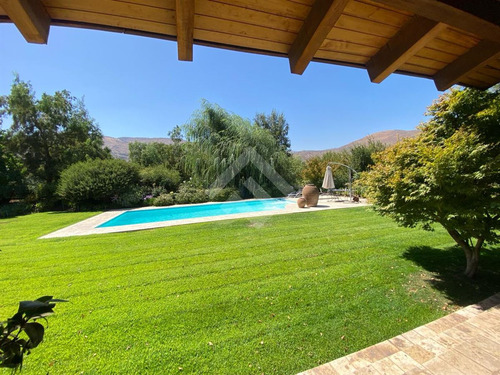 Casa En Venta De 5 Dorm + Estar Y Subt. En Las Brisas Co