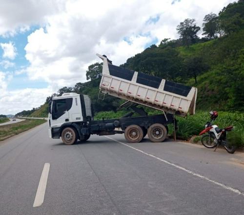 Imagem 2 de 5 de Caminhão Caçamba Iveco Tector 240e25s Ano 2011, Truck