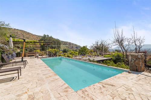 Casa En Venta De 5 Dorm. En Colina
