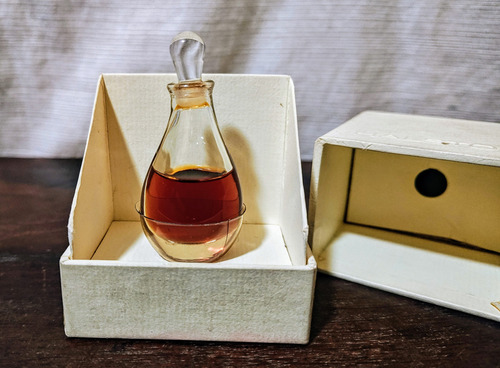 Antiguo Perfume Halston De Dama En Caja (Usado)