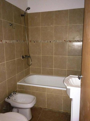 Imagen 8 de 16 de En Venta. Depto 2 Amb En Planta Alta C/ Balcón Y Cochera