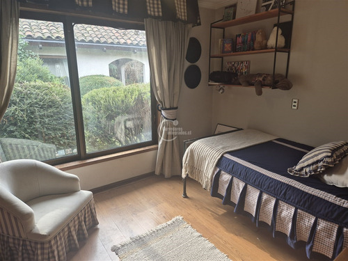 Casa En Venta De 6 Dorm.en Lo Barnechea.calle Cerrada.