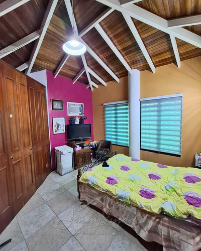 Venta Bella Casa 543 M² En Urb. Andrés Bello, Maracay