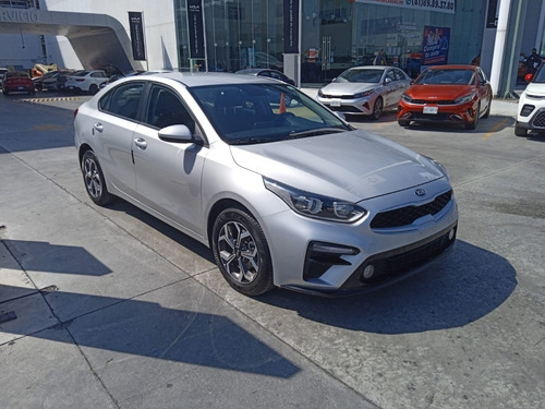Imagen 2 de 10 de Kia Forte Lx 4cil. 2.0l Ta Sedan 2020 Silky Silver 238/21