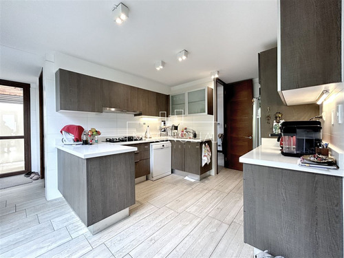 Casa En Venta De 6 Dorm. En Lo Barnechea