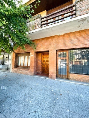 Venta Vivienda Multifamiliar De 6 Amb.c/ Local,parque Y Quincho. Barrio Chauvin. Sobre Lote Propio.