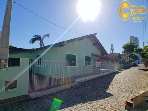 Imagem 2 de 7 de Casa Com 4 Dormitório(s) Localizado(a) No Bairro Centro Em Balneário Piçarras / Balneário Piçarras - 911
