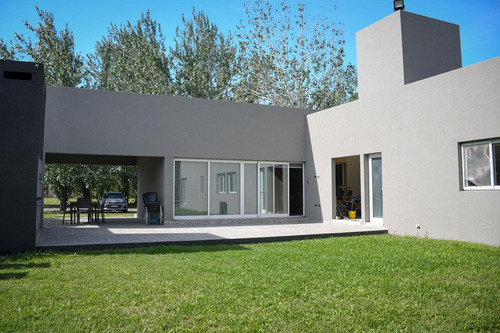 Casa En Venta Con Pileta En Barrio Privado La Carolina Golf Y Country Club