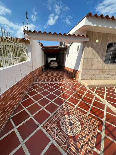 Imagen 4 de 14 de Casa En Venta En Urb Trigal Norte 224mts Alexandra Ramírez 0414-704-1922
