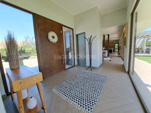 Casa Moderna De Un Piso Con Amplios Espacios En Arriendo