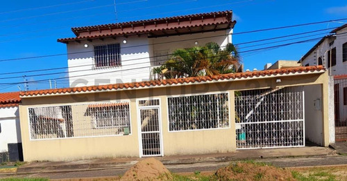 Casa Ubicada En La Urbanización Villa Icabaru Con Alto Potencial Comercial