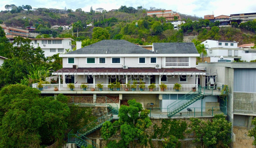 Hermosa Casa En Venta En Prados Del Este, De Aspecto Clásico Y Elegante. 560 Mtrs De Construccion.