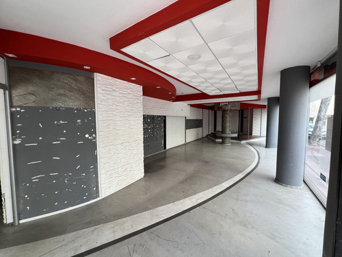 Local Comercial Con Excelente Exposición En Pleno Centro De Montevideo - En Alquiler