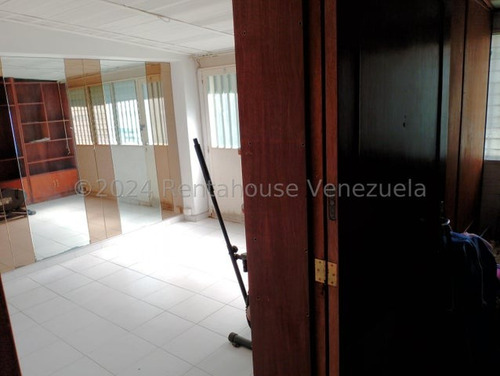 Amplio Y Fresco Apartamento Para Remodelar A Su Gusto En Prados Del Este En Venta