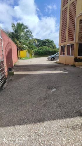Se Vende Hotel En Urb. La Mira, Sector Playa El Agua Ve02-067mg-ss