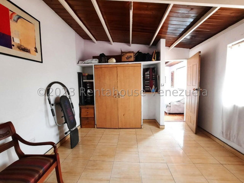 Maria E. Vende Encantadora Moderna Casaduplex Totalmente Amoblada Ubicada En Una Prestigiosa Urbanización Privada. En La Morenera, Lara#25-4097*