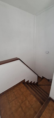 Ph De Dos Ambientes Muy Luminoso. En Semi Piso. Segundo Piso Por Escalera.