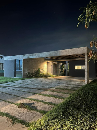 Moderna Casa De Diseño A Estrenar. Muy Luminosa. Diseño Minimalista. En 1 Sola Planta. Materiales Nobles Y De 1ra Calidad Excelente Relación U$ X M2. Deja De Imaginar Lo Q Soñas Y Compralo. Sta Emilia