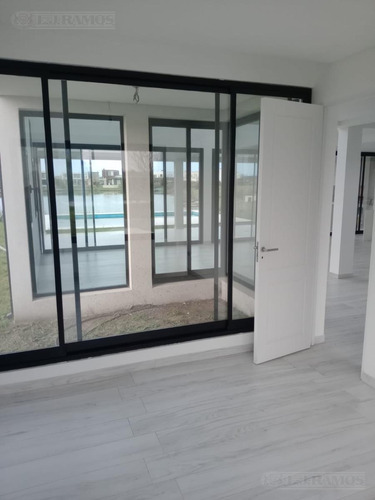 Casa Al Lago En Venta En El Barrio Acacias, Puertos / Escobar