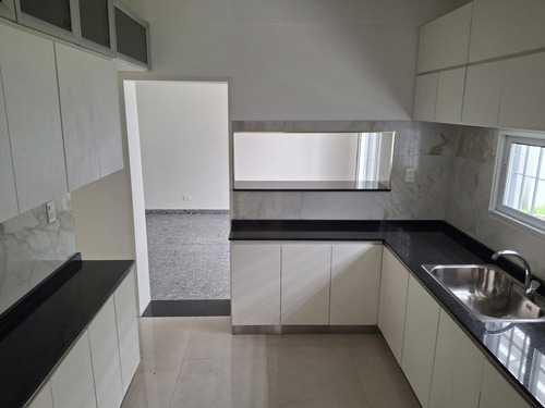 Casa De 6 Ambientes En Alquiler La Lucila