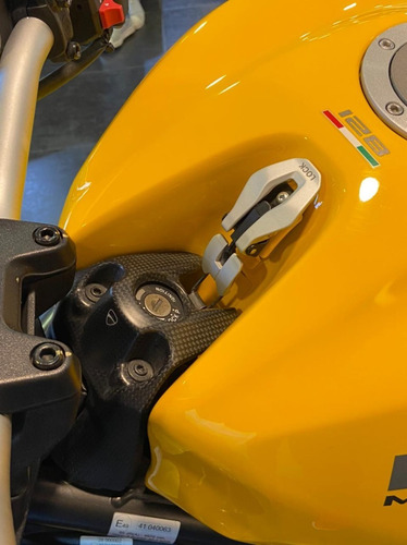 Monster 821 Amarillo Con Accesorios