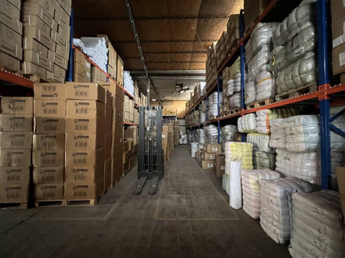 Amplio Edificio Comercial Con Bodegas Y Galpon En Santiago