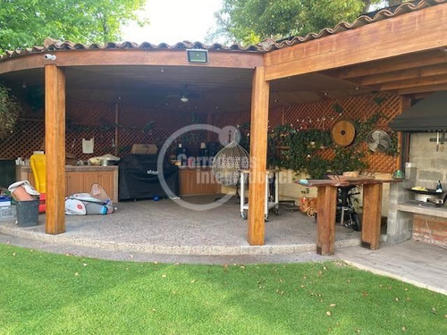 Casa En Venta De 6 Dorm. En Las Condes