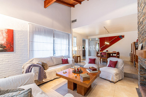 Venta Casa 4 Ambientes Con Jardín Y Piscina En Haedo Sur