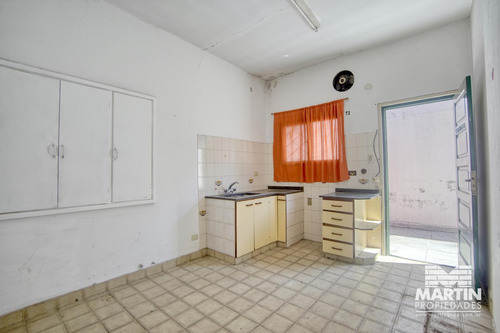 Casa 3 Ambientes Con Cochera Para Mejorar. Zona Comercial.