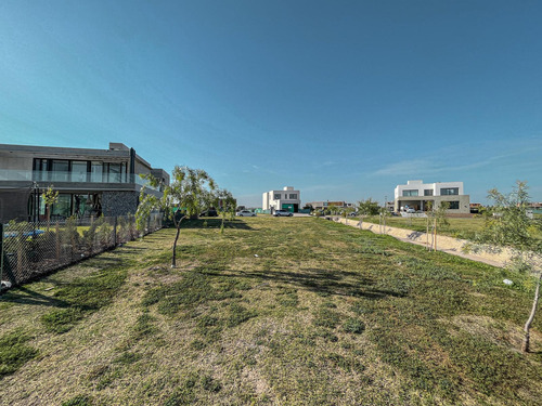 Terreno Con Frente Sur En Vida Barrio Cerrado Funes Con Amenities