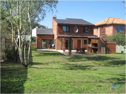 En Alquiler!! Moderna Casa Ubicada A 1 Cuadra Del Mar, Con Vista Parcial Desde El Dormitorio Principal.