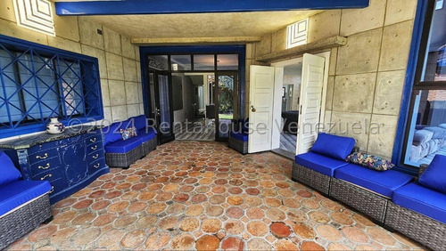 En Venta Impresionante Casa Ubicada En La Urbanización La Floresta 24-27529