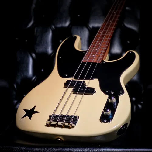 Baixo 4 Cordas Squier Fender Precision Signature Mike Dirnt Baixo 4 Cordas Squier Fender Precision Signature Mike Dirnt