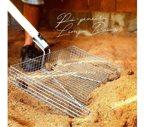 Imagem 3 de 5 de Pá-peneira Limpa Baias Cavalo Tela Aço Galvanizado 1,5 X 1,5