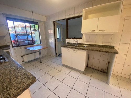 Casa En Venta De 4 Dorm./3 Baños/pieza Y Baño De Servicio