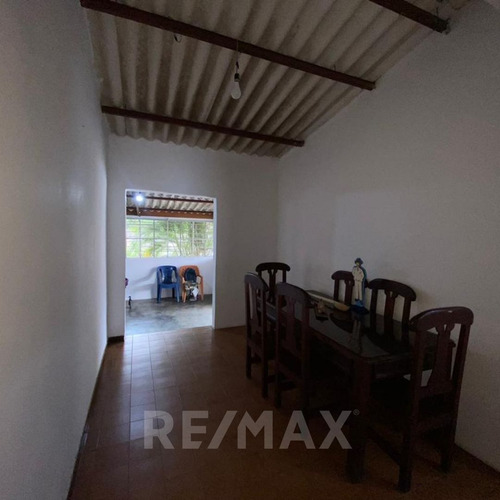 Imagen 3 de 11 de En Venta, Casa Con Amplio Terreno Ubicado A Una Cuadra De La Avenida Intercomunal, Urbanización César Rodríguez Palencia, Sector Morita I, Referencia A Dos Cuadras De Makro Y Red Vital