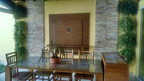 Casa Sobrado De 3 Quartos Com Garagem Bem Localizada
