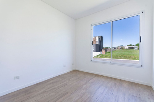Casa 4 Amb En Alquiler Santa Lucía Con Jardín