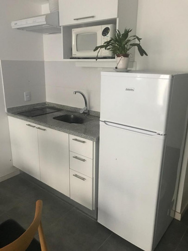 Imagen 3 de 13 de Monoambiente Venta Con Patio De Uso Exclusivo A Metros De Avenida!