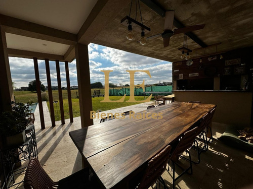Venta Casa Con Pileta Al Golf