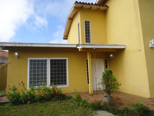 Casa De Dos Pisos En Club De Campo San Antonio De Los Altos