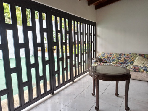 Se Vende Amplia, Acogedora Y Moderna Casa En Colinas De Santa Mónica. (r.o)