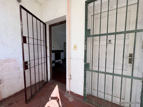 Alquiler De Lindo Apartamento. Peñarol, 3 O 4 Dormitorios, Estufa A Leña, Muy Luminoso Y De Buen Tamaño!