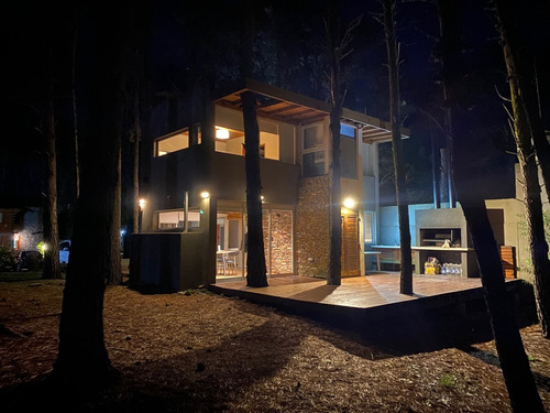Imagen 15 de 15 de Bosque De Mar Azul - Hermosa Casa De Diseño En El Corazón Del Bosque De Mar Azul