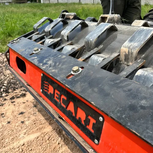 Implemento Vibrocompactador Dual Pecarí - Minicargadora